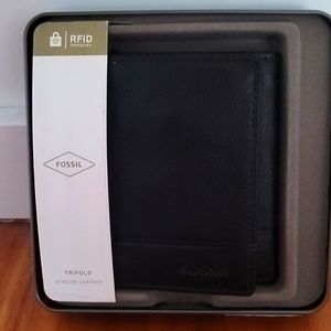 NWT Fossil Black Leather RFID Trifold Wallet